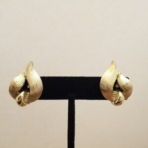 Vintage Star Gold Tone Screw Back Earrings – Textured Leaf Design